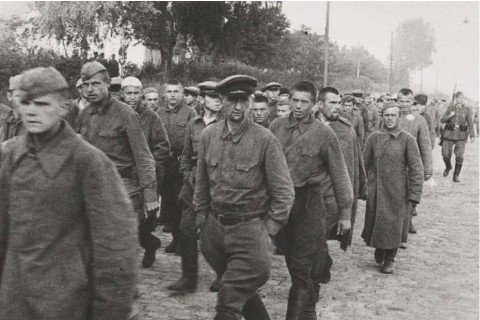 Sowjetische Kriegsgefangene auf dem Marsch zum Lager Oerbke Foto: Stiftung Niedersächsische Gedenkstätten/Dokumentationsstelle Celle