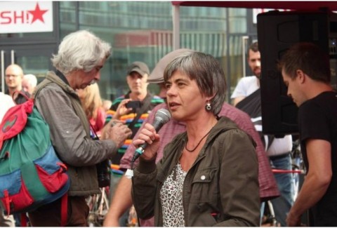 Katrin McClean während der Kundgebung vor dem Verlagsgebäude des Spiegel am 7. August 2014. Bild: Mahnwachen