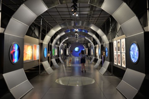 Bilder der nicht-Konformen in einer Art Solaris-Raumschiff. Bild: Ulrich Heyden