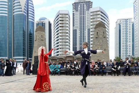 Die Tradition lässt sich auf jeden Background ein Foto: Saidt Sarnayev / Reuters