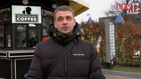 Andrii Medvedko: Mitglied der rechtsradikalen Organisation C 14 und mutmaßlicher Mörder des prorussischen Schriftstellers Oles Busyna eröffnete vor kurzem ein Cafe in dem Kiewer Vorort Irpen, Bild: Screenshot ITV