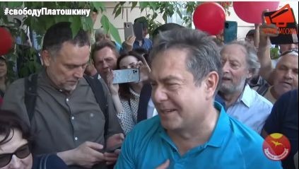 Platoschkin nach seiner Freilassung. Screenshot: Video von Bewegung für neuen Sozialismus 2021
