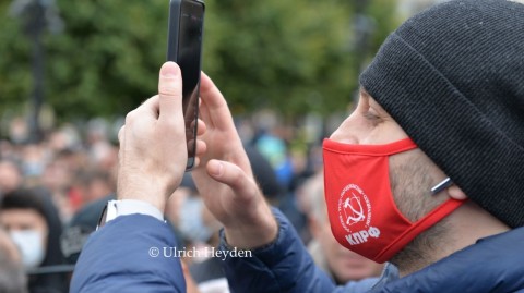 Kommunisten waren beim Protest gegen die mutmaßliche Wahlfälschung in Moskau nicht allein. Foto: Ulrich Heyden