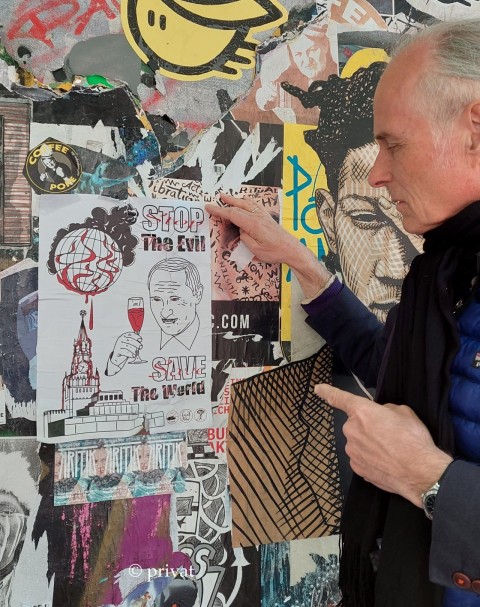 copyright privat - Autor Ulrich Heyden vor Hetzpropaganda in einer Straße in Berlin