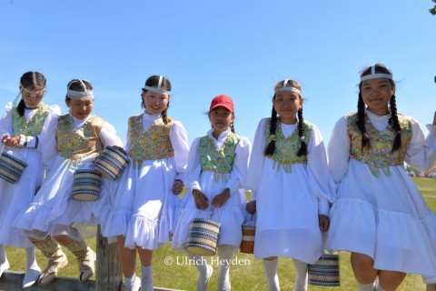 Festteilnehmerinnen in traditioneller jakutischer Kleidung (25. Juni)