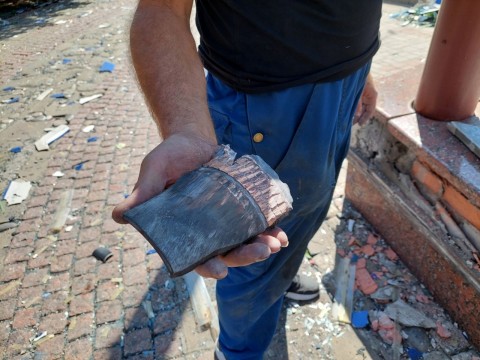 Teil eines ukrainischen Geschosses welches nach dem Beschuss am 23. August 2022 vor dem Hotel &quot;Zentral&quot; in Donezk gefunden wurde. Ein Reinigungsarbeiter zeigte es mir Foto: Ulrich Heyden