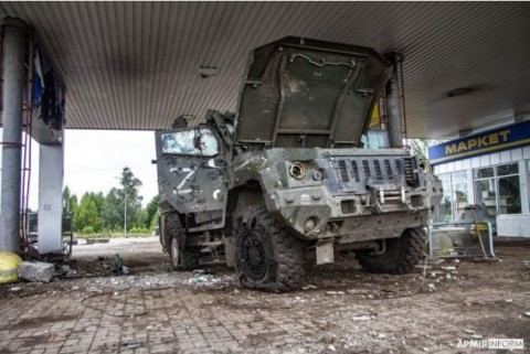 Zerstörtes russisches Militärfahrzeug in der Stadt Izium in der Region Charkow. Foto: Ukrainisches Verteidigungsministerium, Lizenz: CC BY
