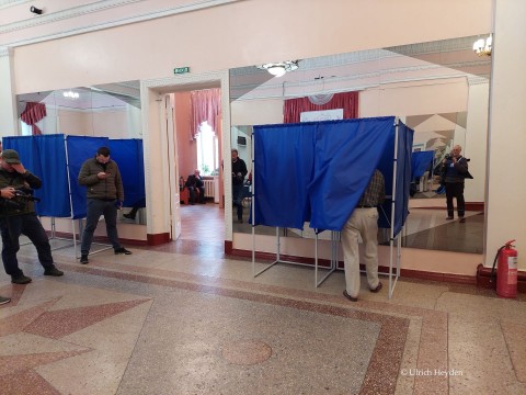 Wahllokal im südöstlich des Donezker Stadtzentrums gelegenen Budjonny-Bezirk - Foto: Ulrich Heyden