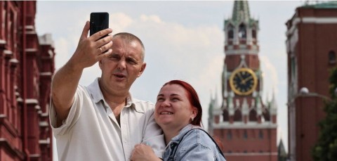 Bitte lächeln auf dem Roten Platz: Kremlbesucher am Wochenende in Moskau (25.6.2023) - Sergei Karpukhin/ITAR-TASS/imago