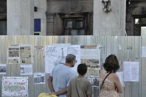 Vor dem ausgebrannten Gewerkschafshaus von Odessa im Juli 2014 - Foto Ulrich Heyden