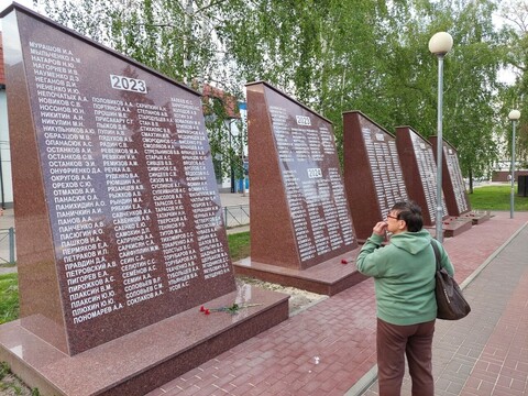 Hier in Kursk stehen nur die Namen der gefallenen russischen Soldaten, leider ohne Altersangabe, sonst sähe man, dass es vor allem auch junge Männer getroffen hat. (Foto Ulrich Heyden)