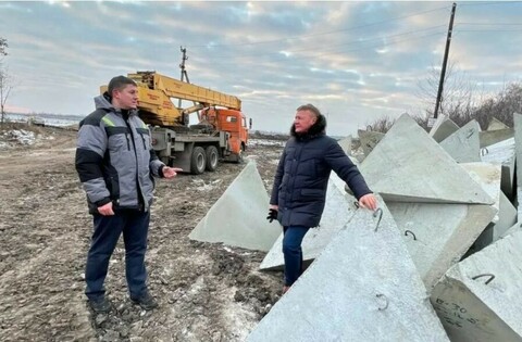Roman Starowojt (rechts) mit „Drachenzähnen“ in der Region Kursk im Dezember 2022. Die „Drachenzähne“ bestanden aus dem zerbrechlichen M200, die unter dem Gewicht ukrainischer Panzerfahrzeuge zerfiel. Bild: Verwaltung der Region Kursk