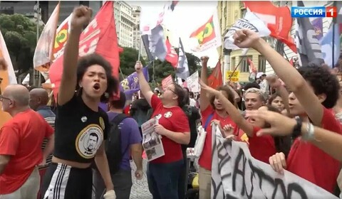 Der populäre russische Fernsehsender Rossia 1 zeigte ausführlich Bilder von Demonstranten gegen die Entführung von Maduro und seiner Frau - Screenshot Rossija 1